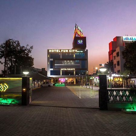 Hotel Fun City Navsari Eksteriør billede