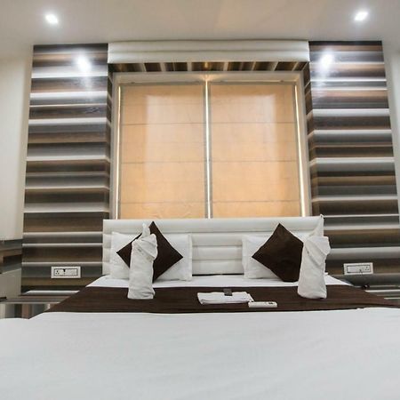 Hotel Fun City Navsari Eksteriør billede