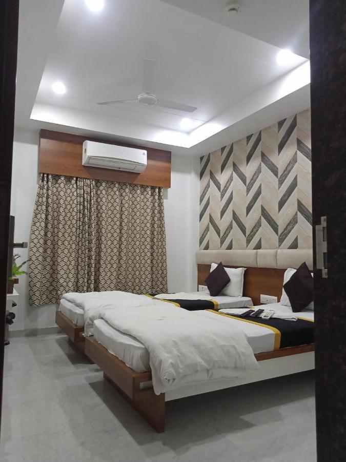 Hotel Fun City Navsari Eksteriør billede