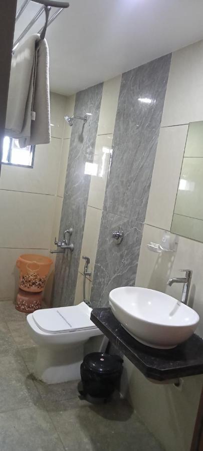 Hotel Fun City Navsari Eksteriør billede