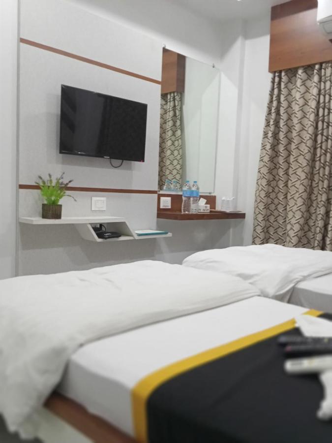 Hotel Fun City Navsari Eksteriør billede