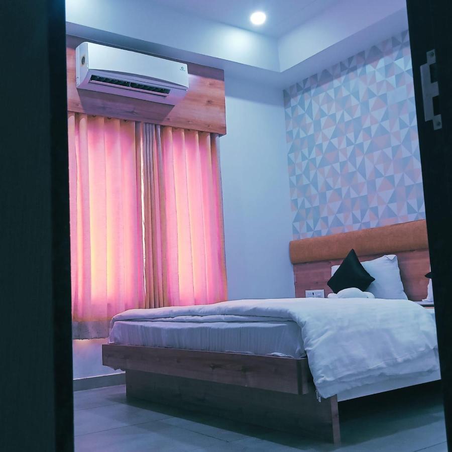 Hotel Fun City Navsari Eksteriør billede