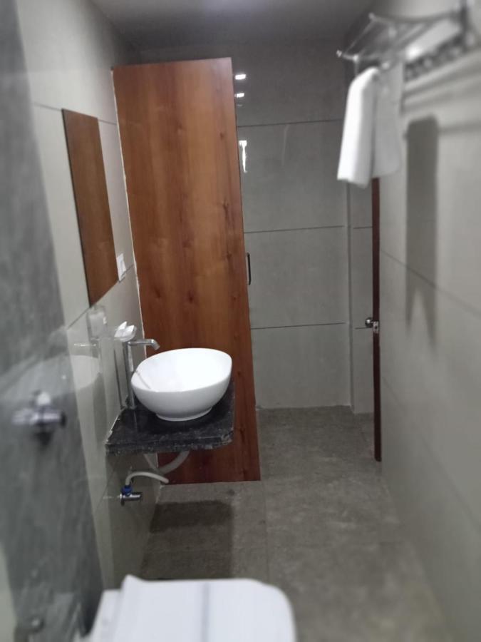 Hotel Fun City Navsari Eksteriør billede