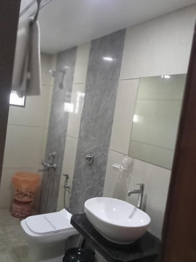 Hotel Fun City Navsari Eksteriør billede