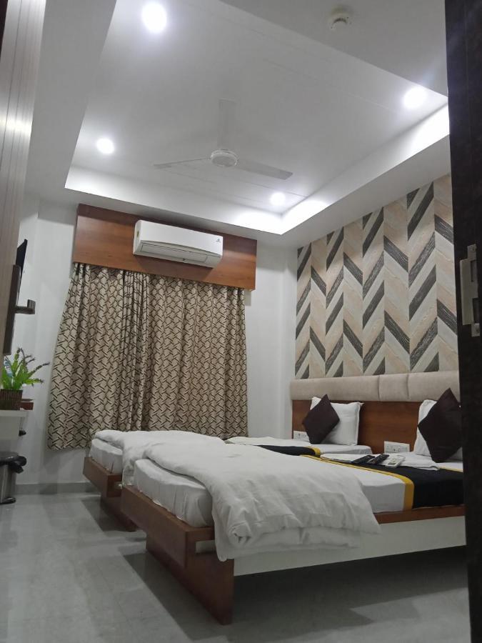 Hotel Fun City Navsari Eksteriør billede
