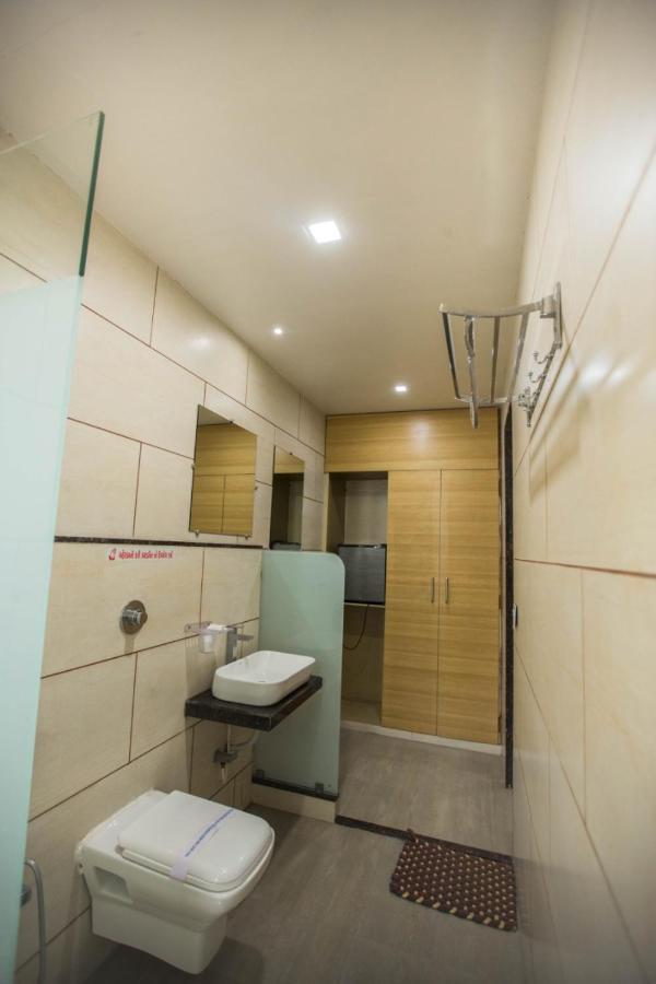 Hotel Fun City Navsari Eksteriør billede