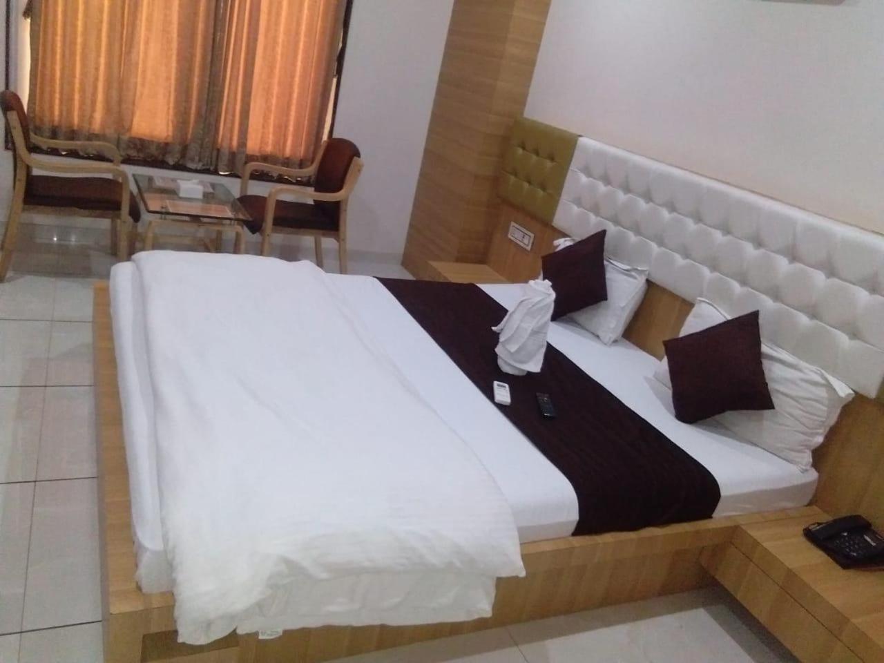 Hotel Fun City Navsari Eksteriør billede