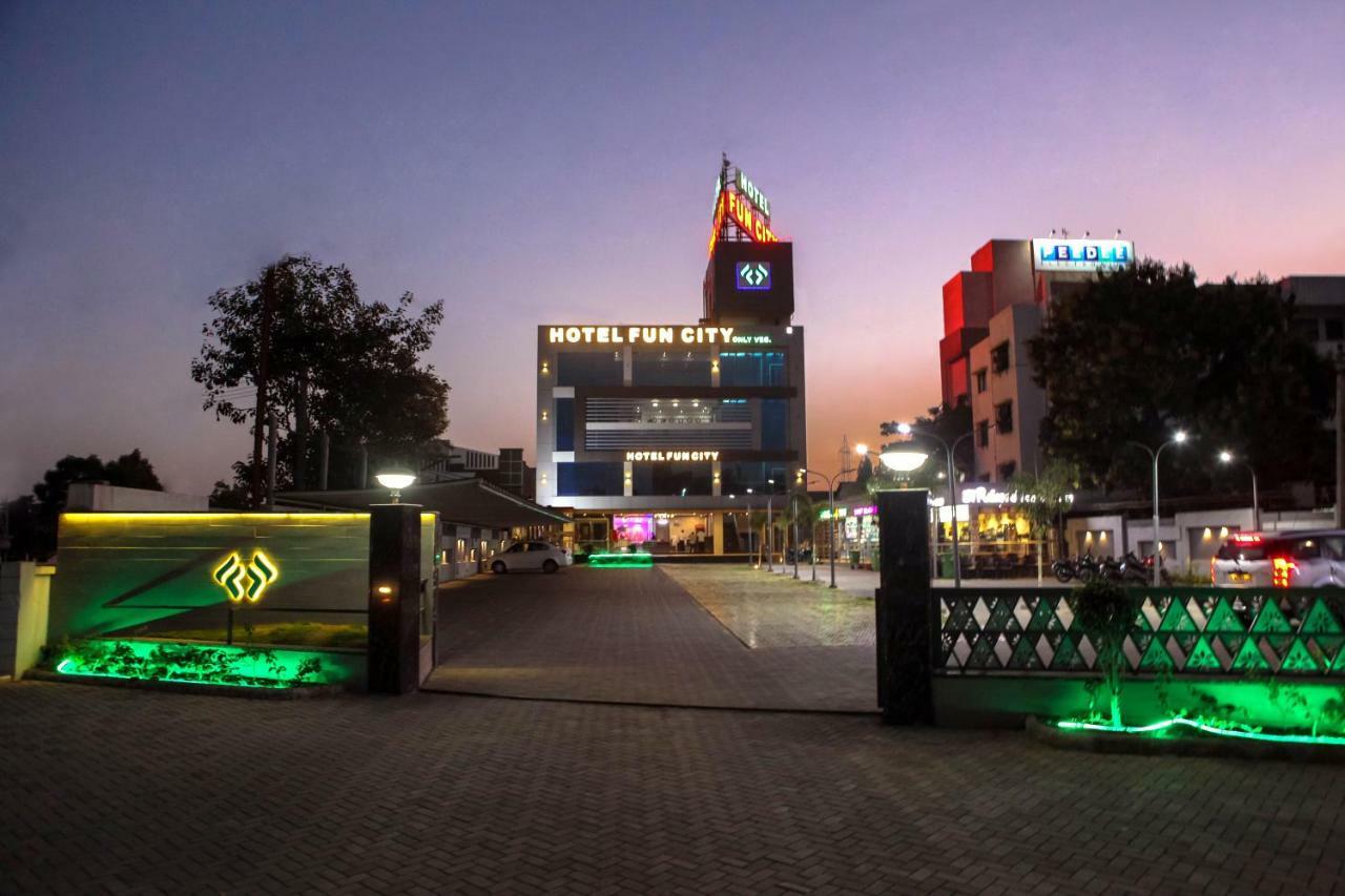 Hotel Fun City Navsari Eksteriør billede