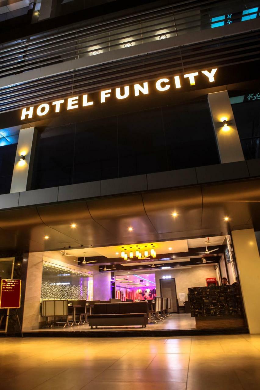 Hotel Fun City Navsari Eksteriør billede