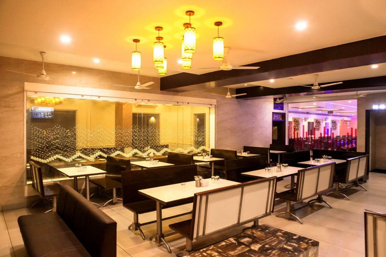 Hotel Fun City Navsari Eksteriør billede