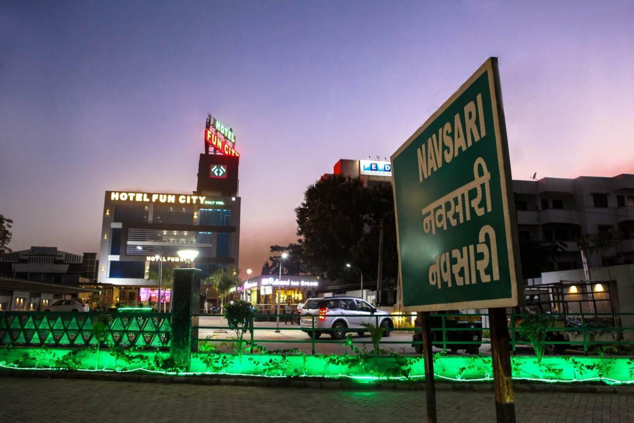 Hotel Fun City Navsari Eksteriør billede
