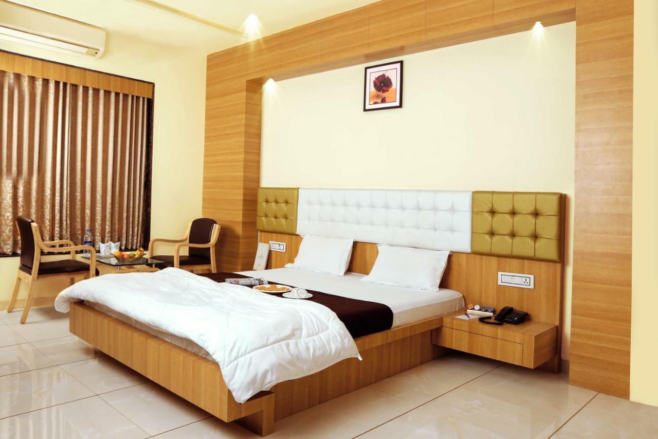 Hotel Fun City Navsari Eksteriør billede