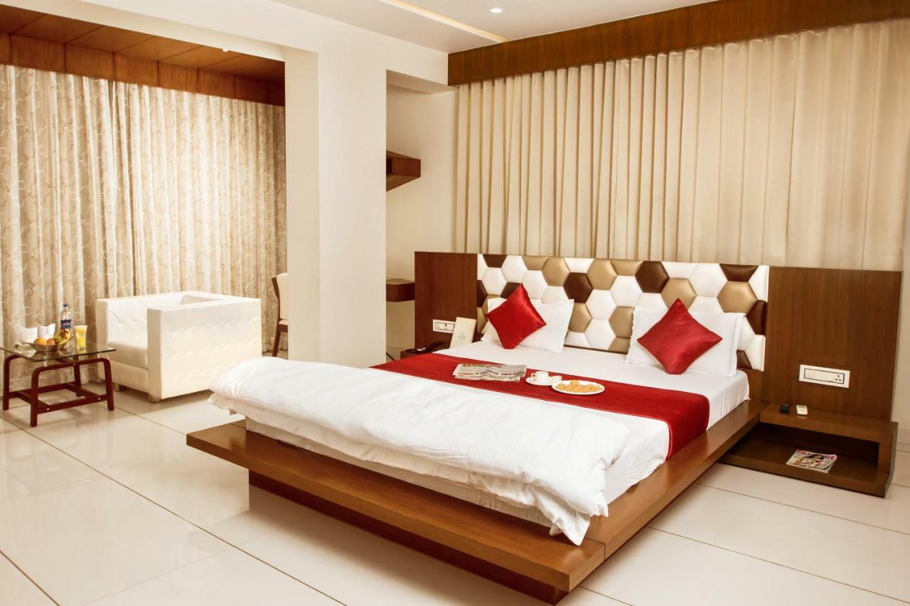 Hotel Fun City Navsari Eksteriør billede