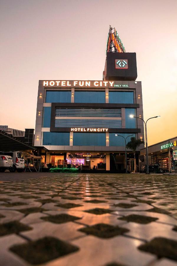 Hotel Fun City Navsari Eksteriør billede