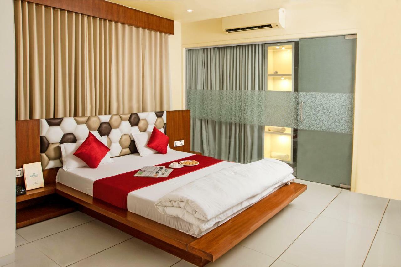 Hotel Fun City Navsari Eksteriør billede