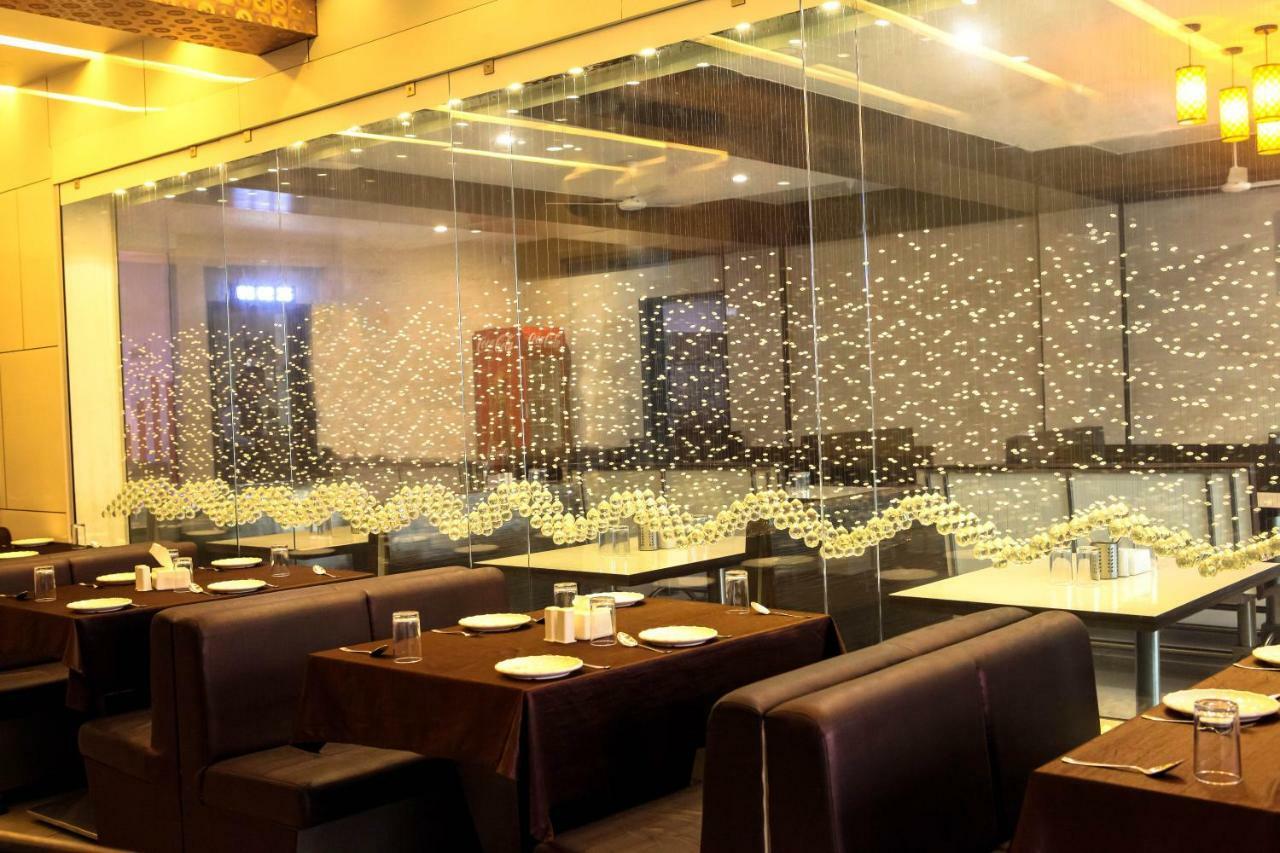 Hotel Fun City Navsari Eksteriør billede