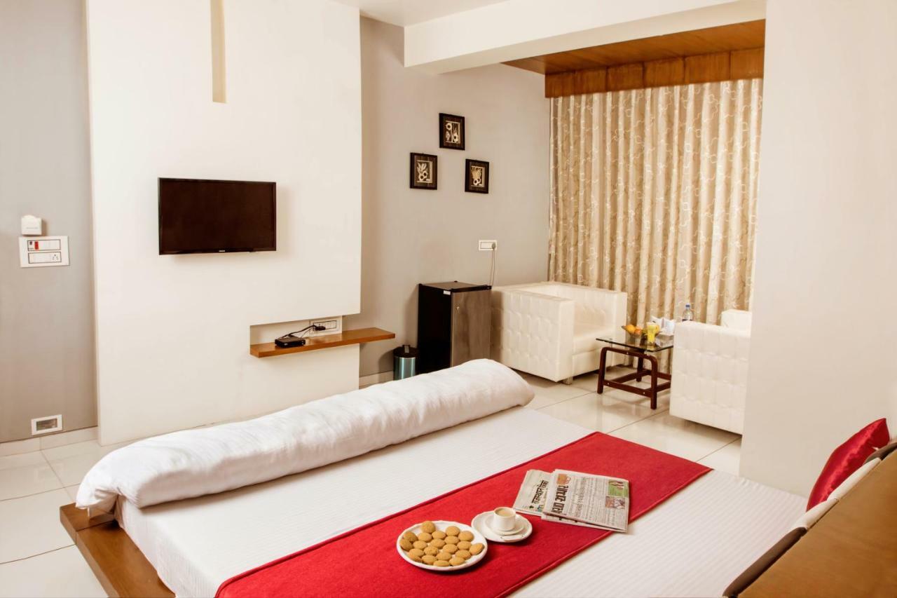Hotel Fun City Navsari Eksteriør billede