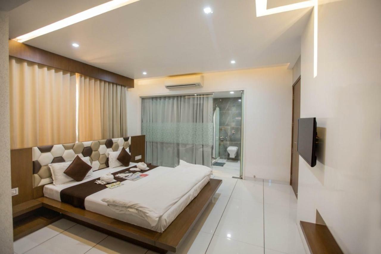 Hotel Fun City Navsari Eksteriør billede