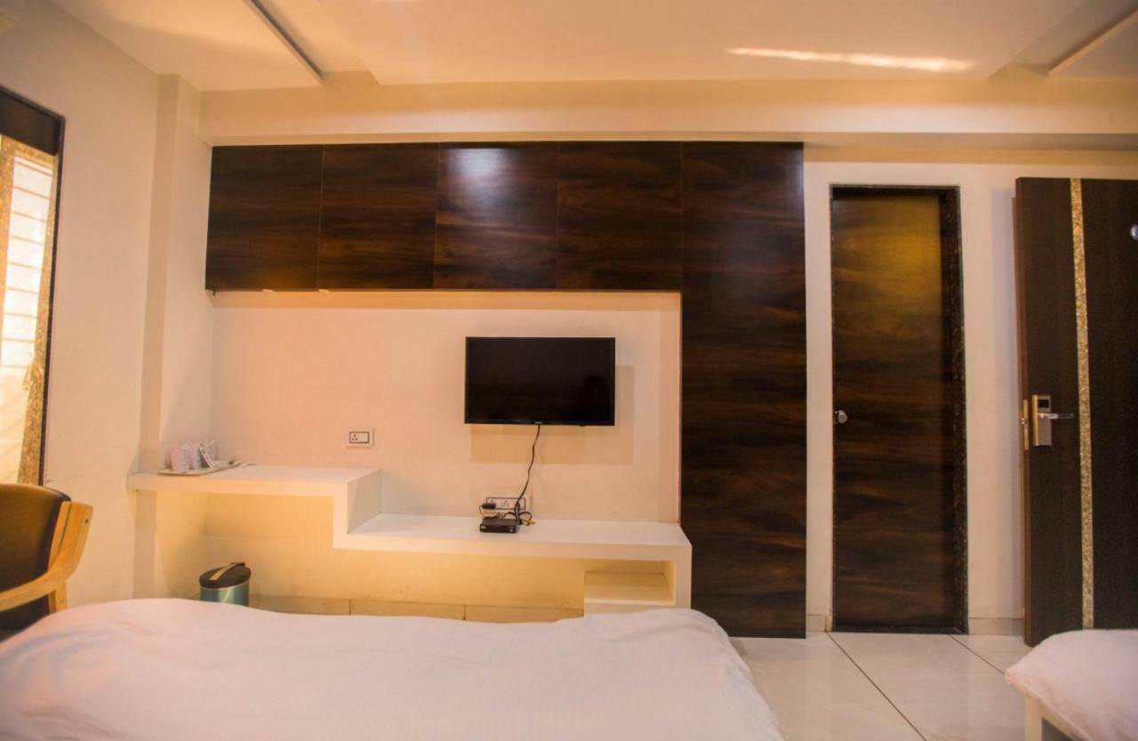 Hotel Fun City Navsari Eksteriør billede