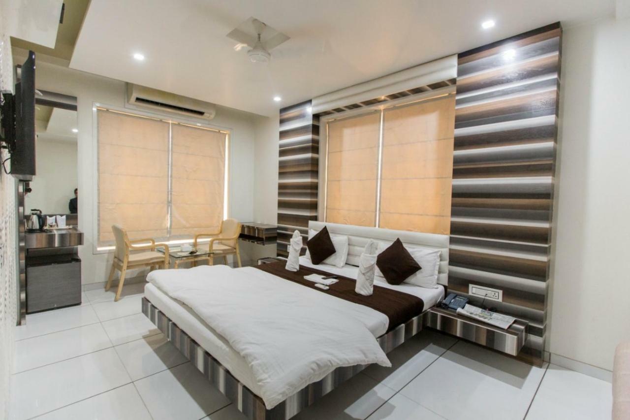 Hotel Fun City Navsari Eksteriør billede