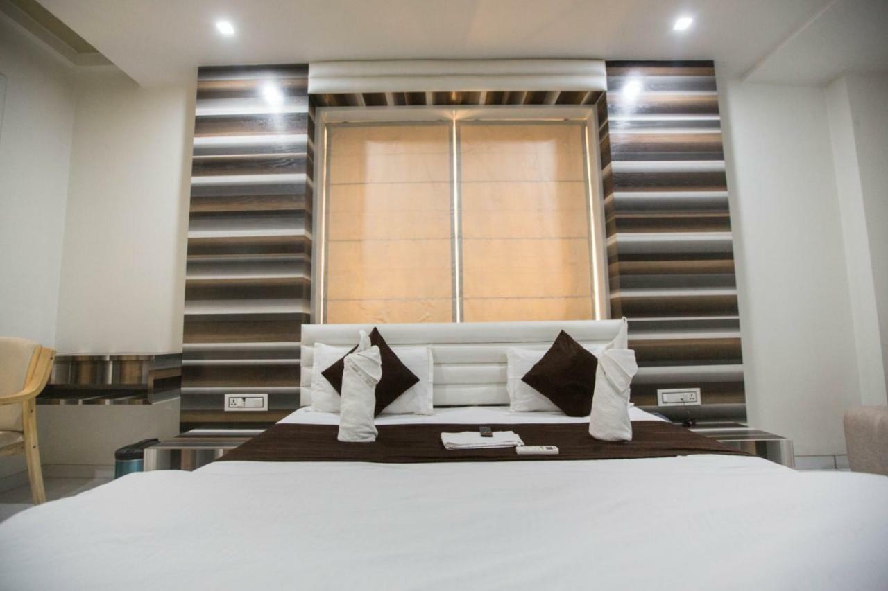 Hotel Fun City Navsari Eksteriør billede