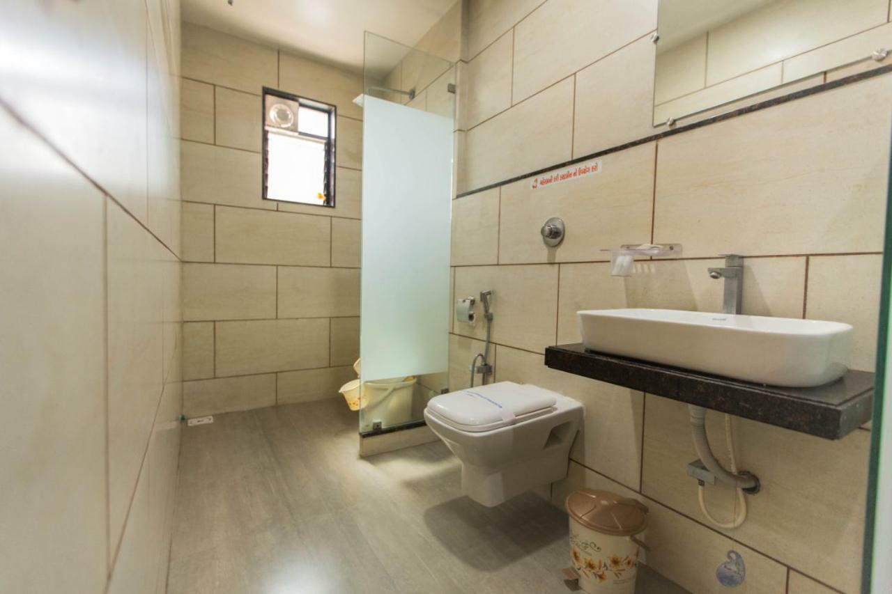 Hotel Fun City Navsari Eksteriør billede
