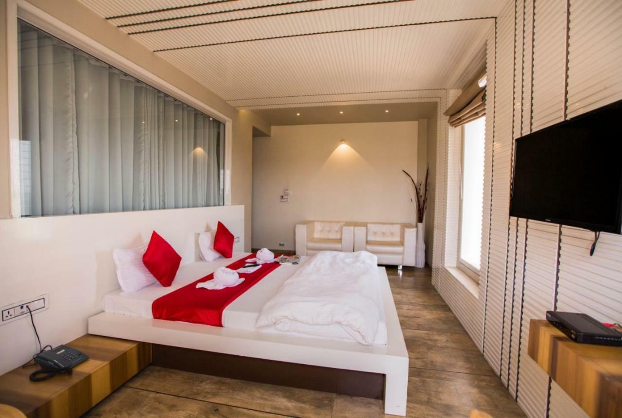 Hotel Fun City Navsari Eksteriør billede
