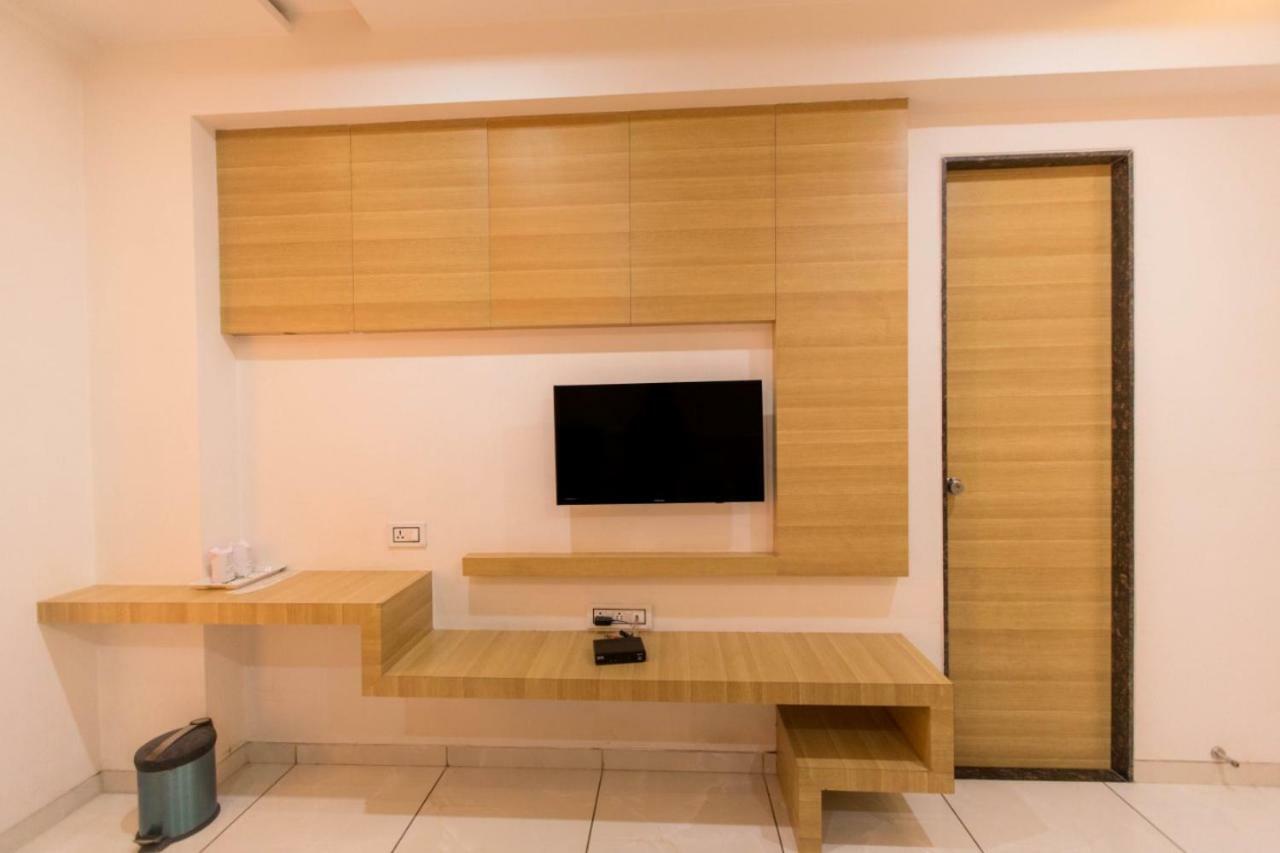 Hotel Fun City Navsari Eksteriør billede