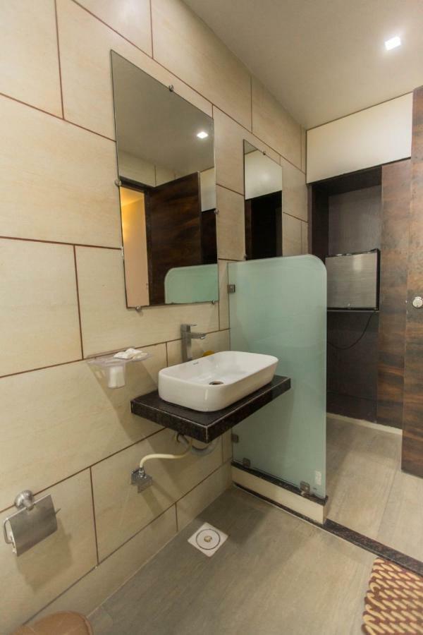 Hotel Fun City Navsari Eksteriør billede
