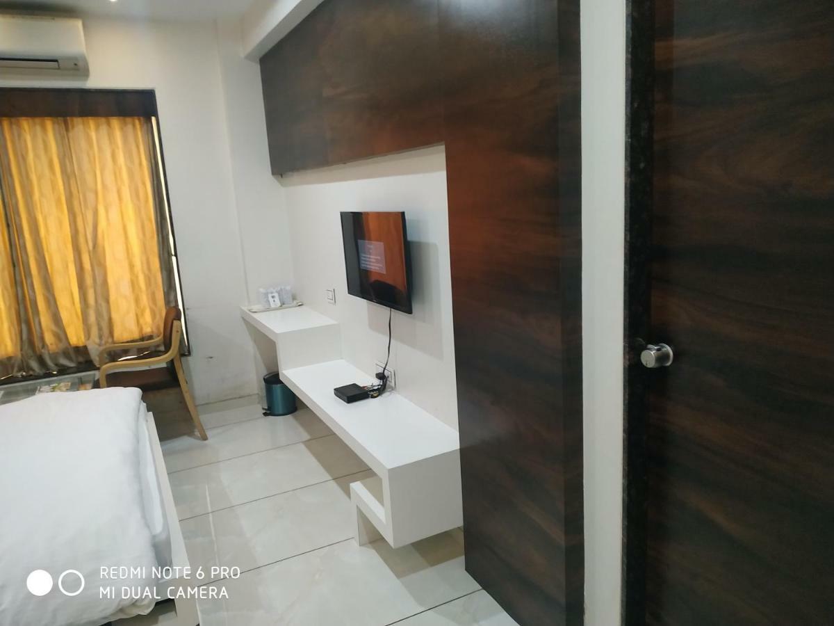 Hotel Fun City Navsari Eksteriør billede