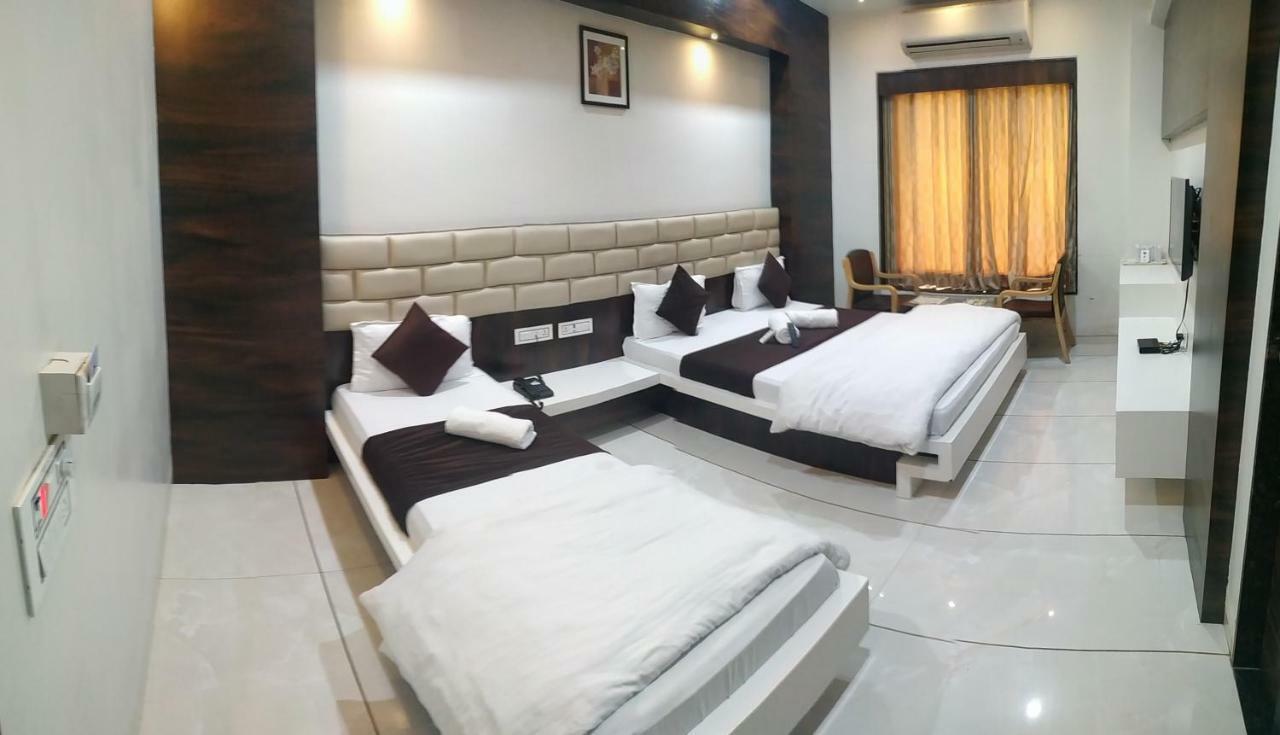 Hotel Fun City Navsari Eksteriør billede