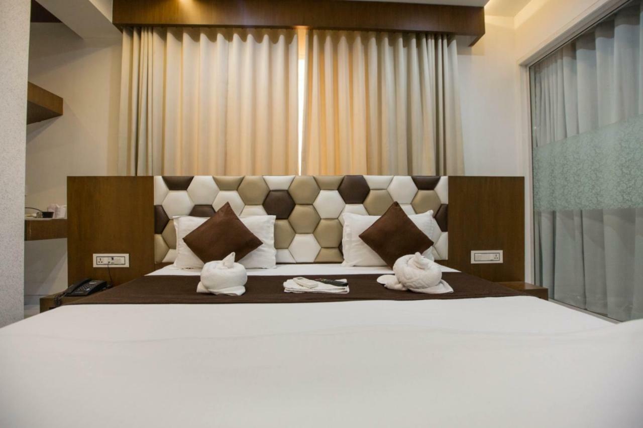 Hotel Fun City Navsari Eksteriør billede