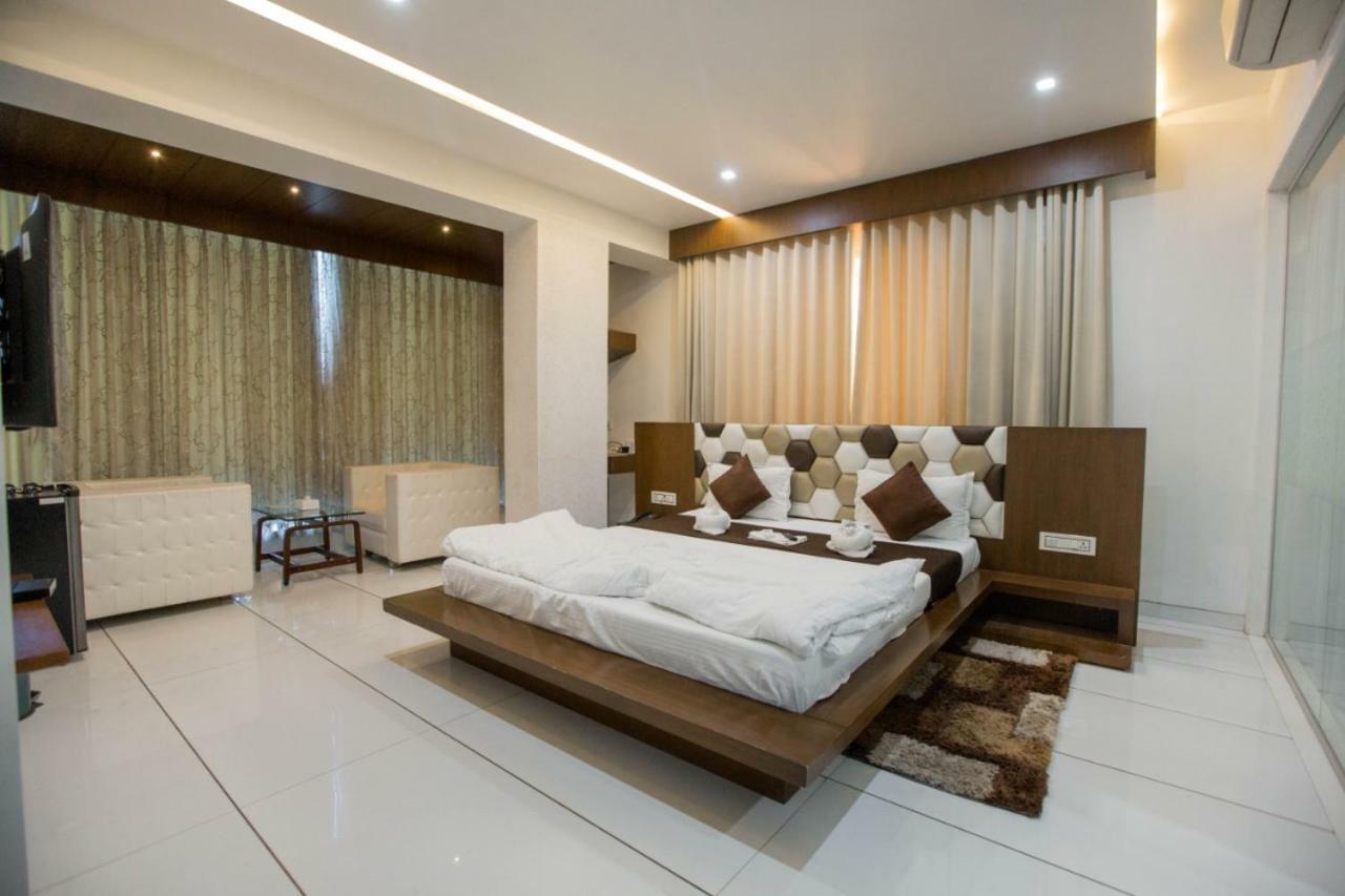 Hotel Fun City Navsari Eksteriør billede