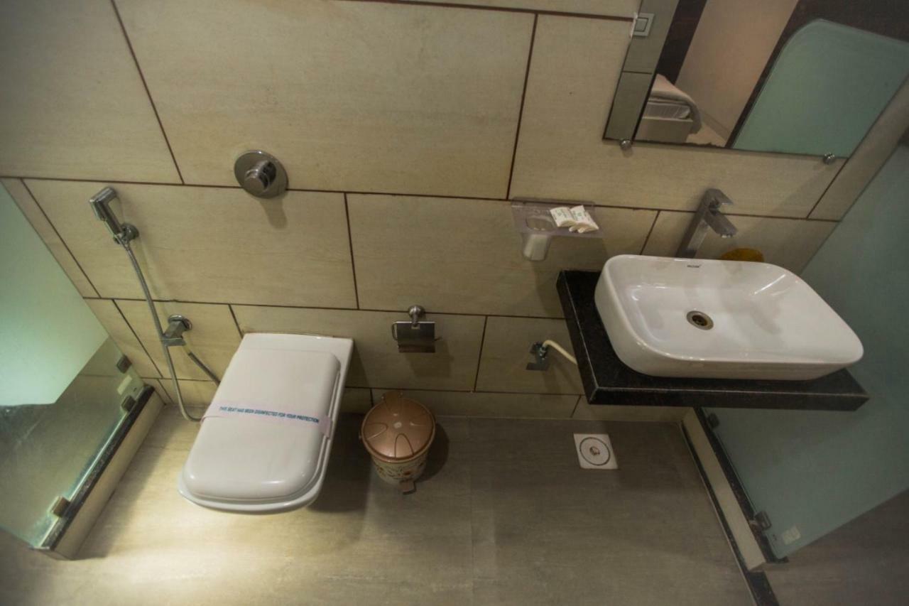 Hotel Fun City Navsari Eksteriør billede