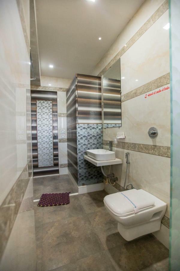 Hotel Fun City Navsari Eksteriør billede