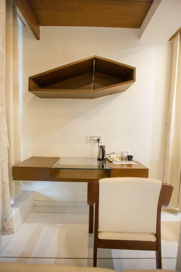 Hotel Fun City Navsari Eksteriør billede