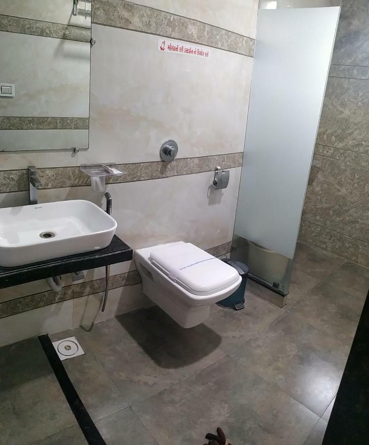 Hotel Fun City Navsari Eksteriør billede