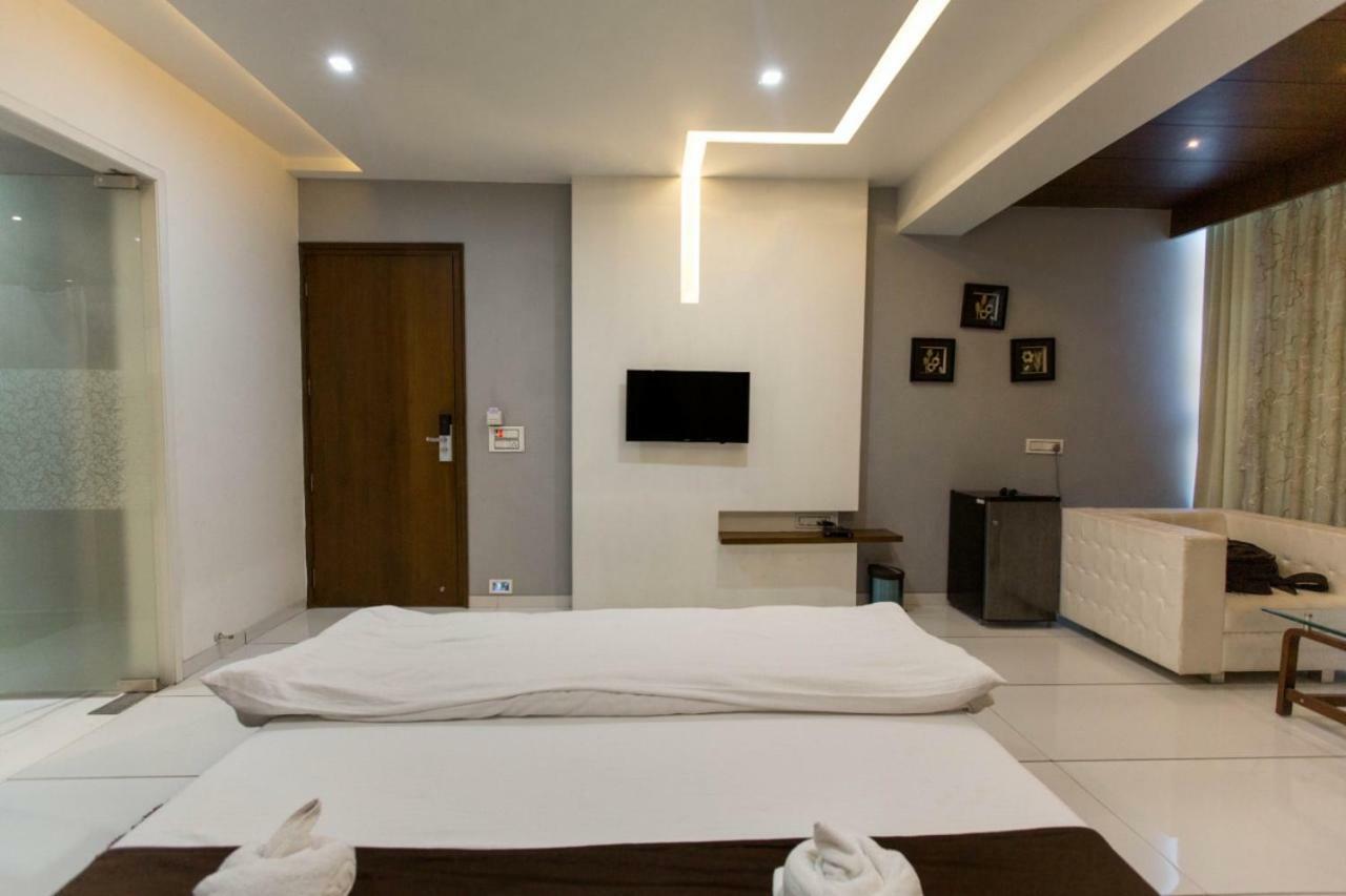 Hotel Fun City Navsari Eksteriør billede